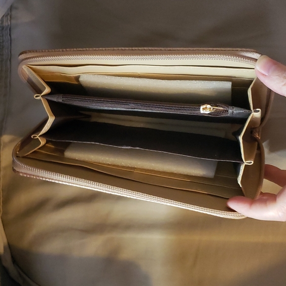 New Rose Gold wallet - Picture 3 of 3